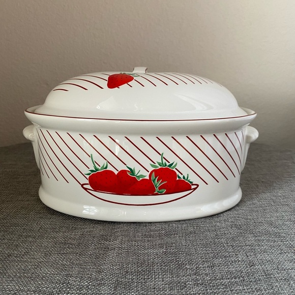 Mikasa Fresh Fruit Strawberries Bake & Serve Lidded Tureen. 1980’s - Picture 3 of 6